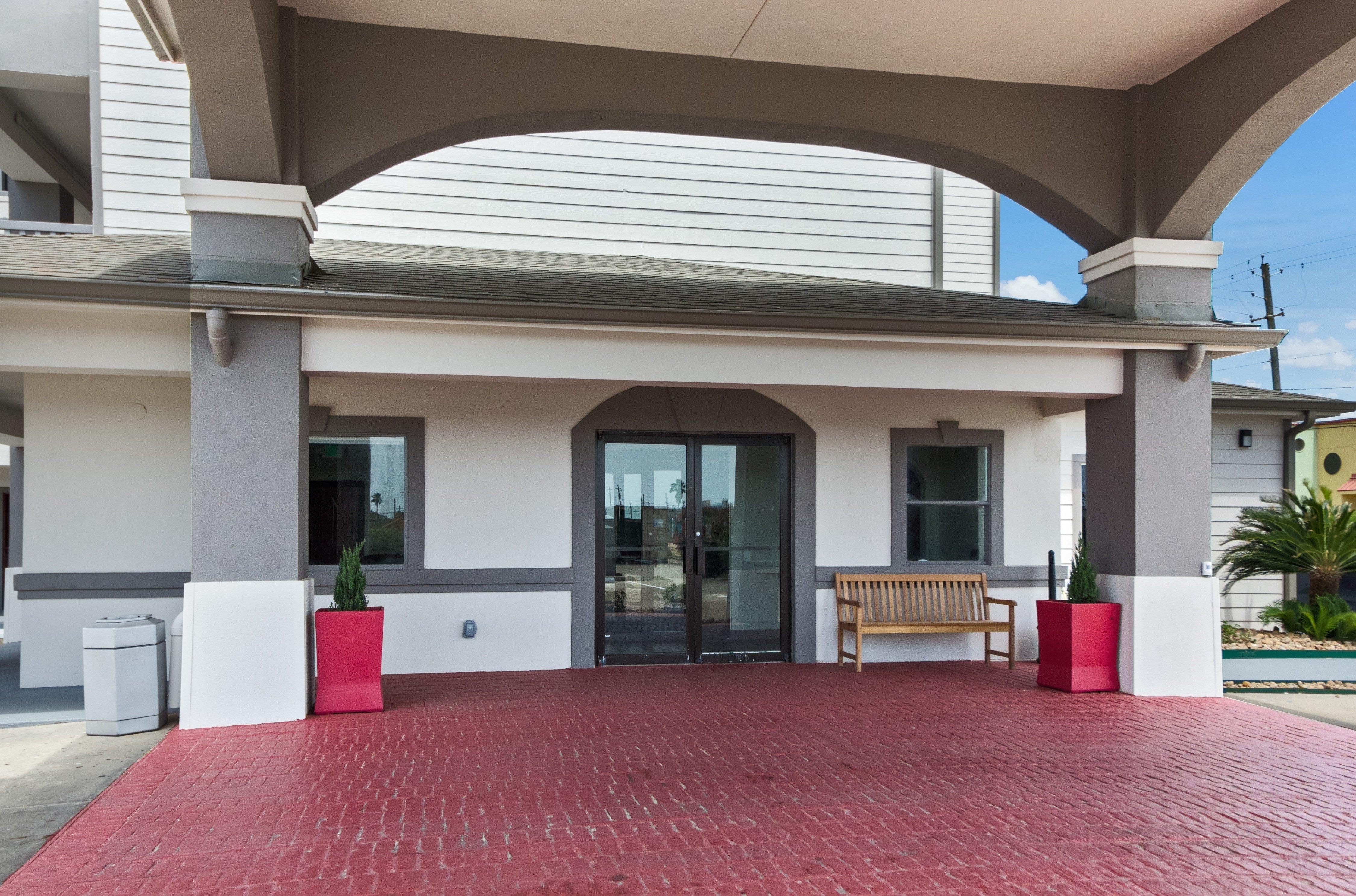 Red Roof Inn Plus + Galveston - Beachfront Exteriör bild