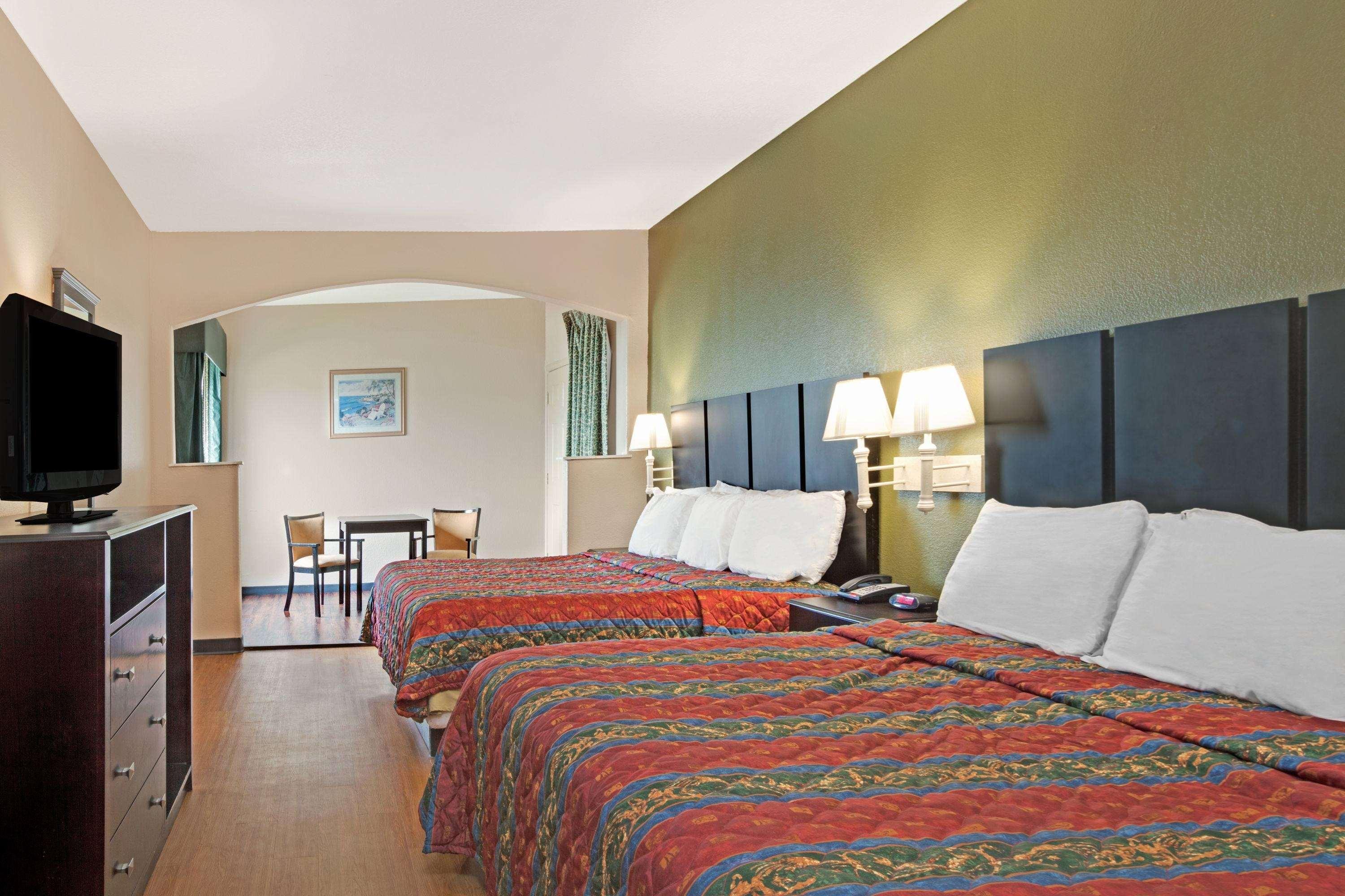 Red Roof Inn Plus + Galveston - Beachfront Exteriör bild