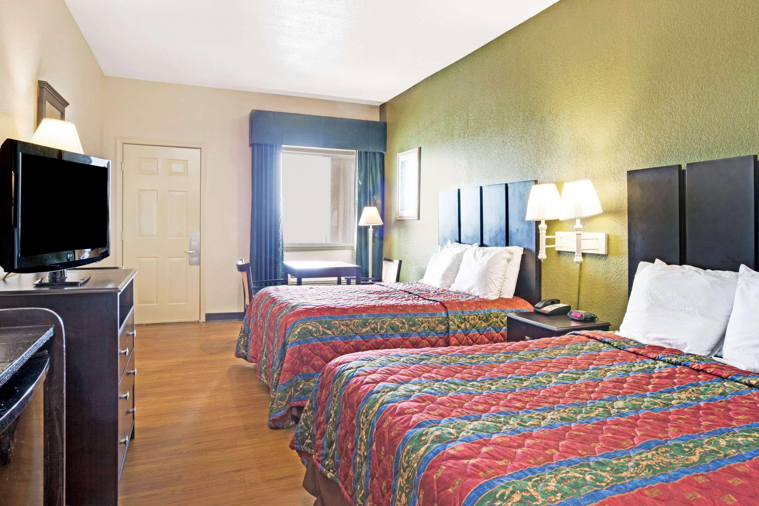 Red Roof Inn Plus + Galveston - Beachfront Exteriör bild