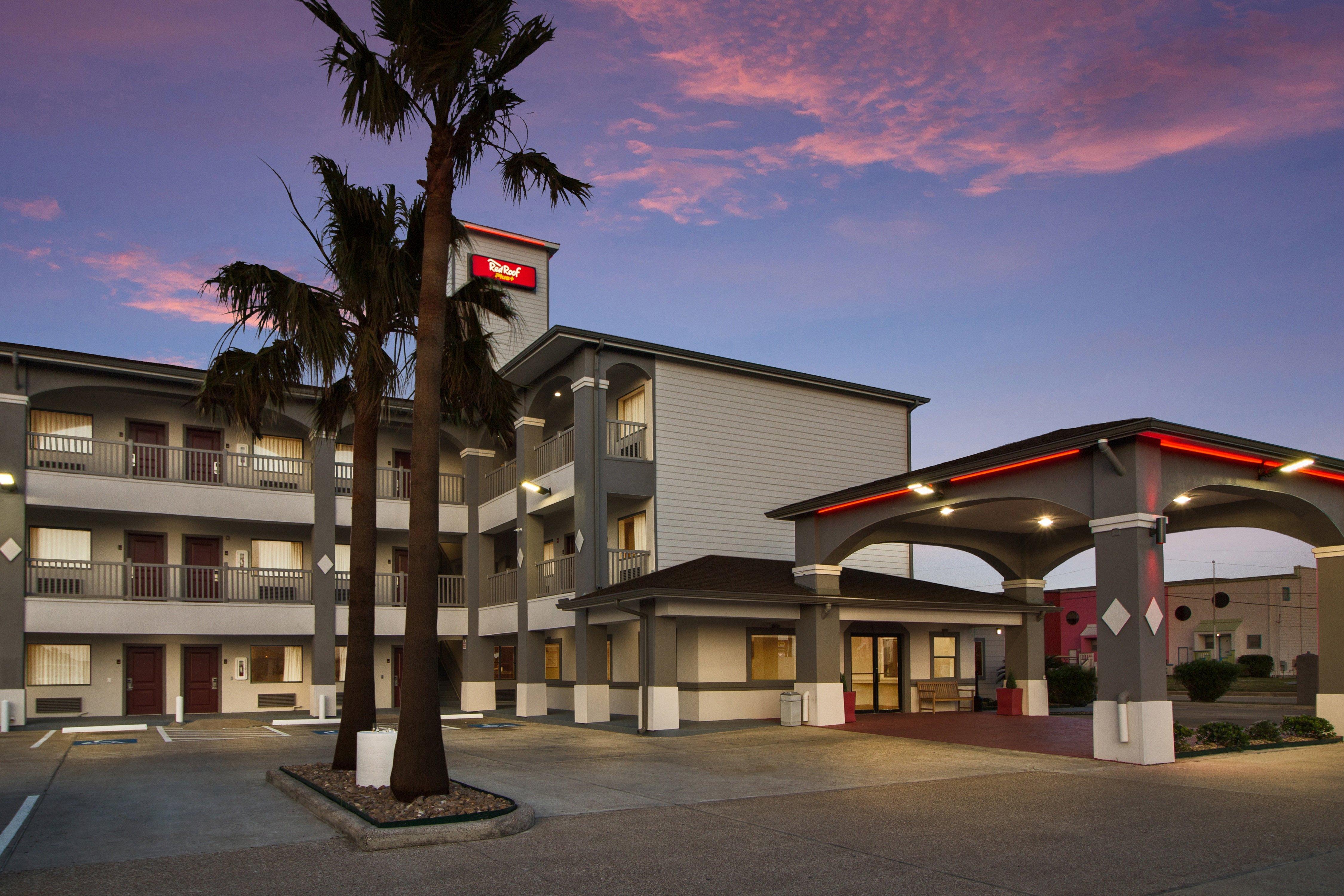 Red Roof Inn Plus + Galveston - Beachfront Exteriör bild