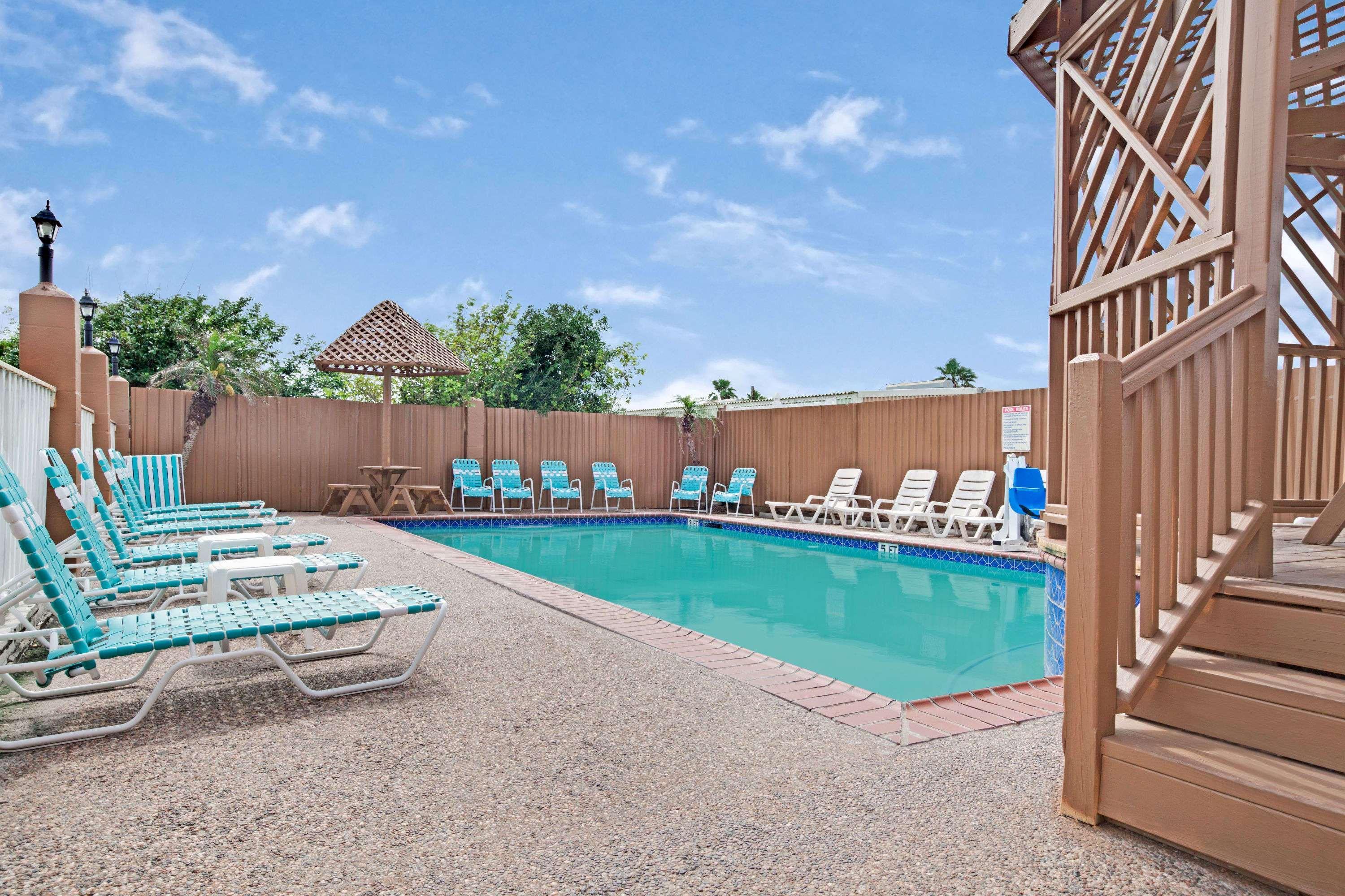 Red Roof Inn Plus + Galveston - Beachfront Exteriör bild