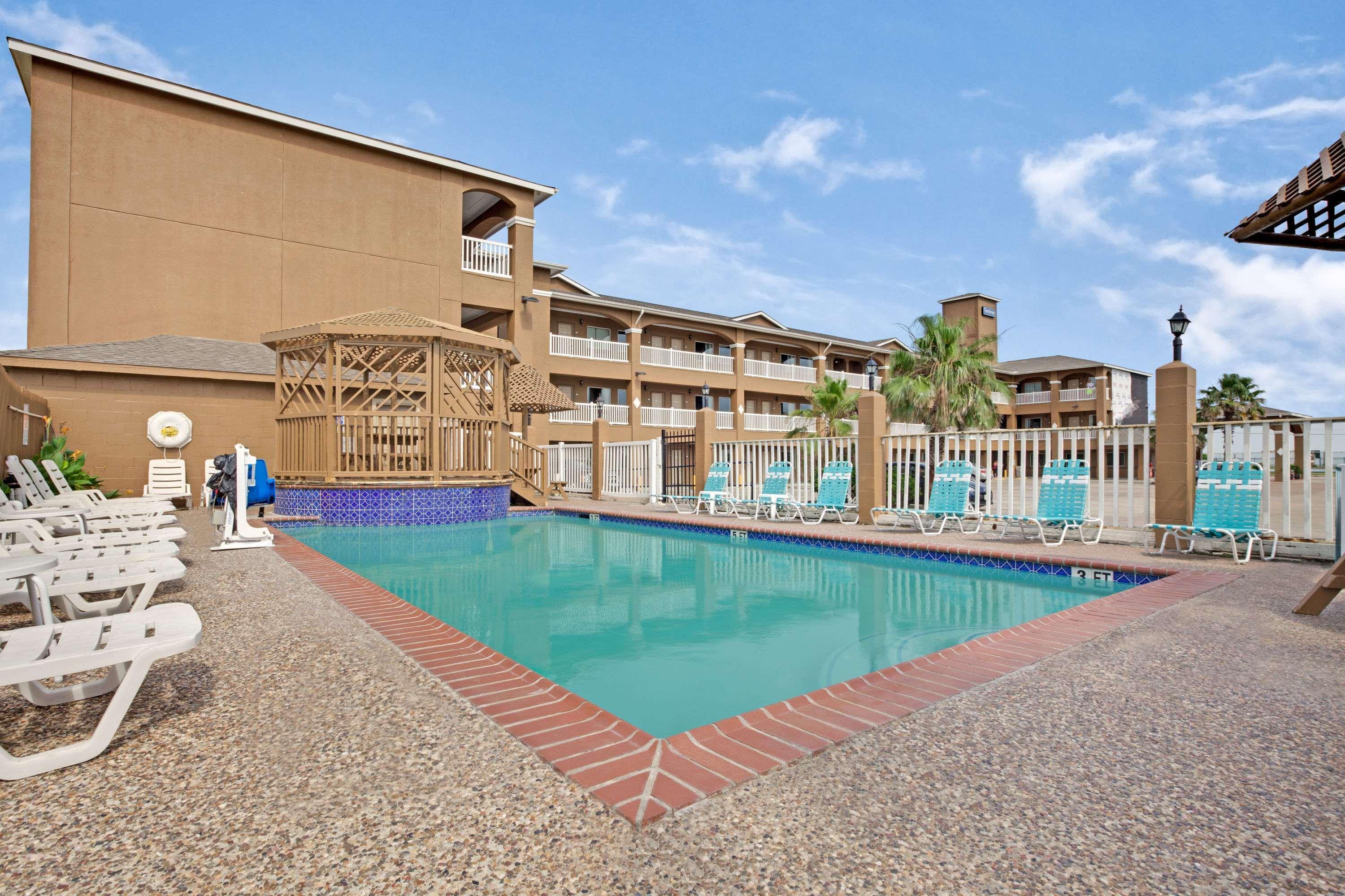 Red Roof Inn Plus + Galveston - Beachfront Exteriör bild