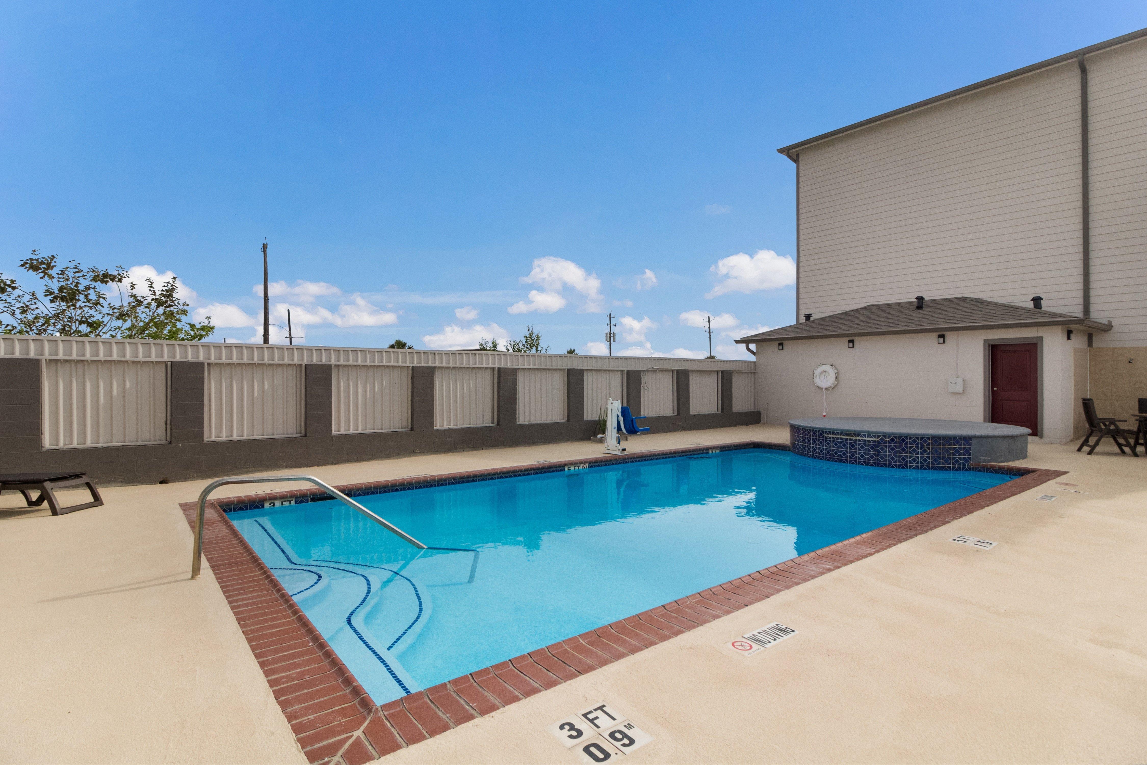 Red Roof Inn Plus + Galveston - Beachfront Exteriör bild