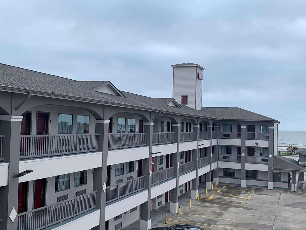 Red Roof Inn Plus + Galveston - Beachfront Exteriör bild